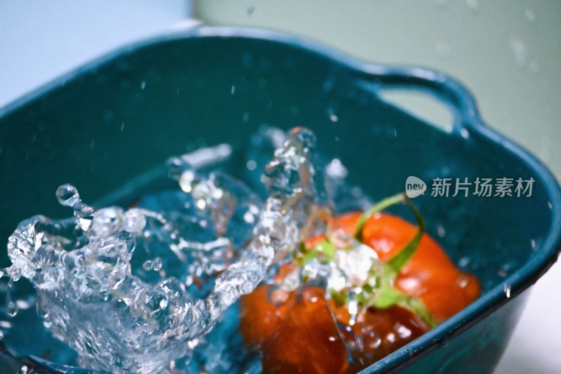 西红柿入水溅起水花特写