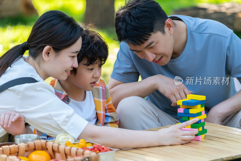 一家四口在露营地玩游戏开心欢呼庆祝