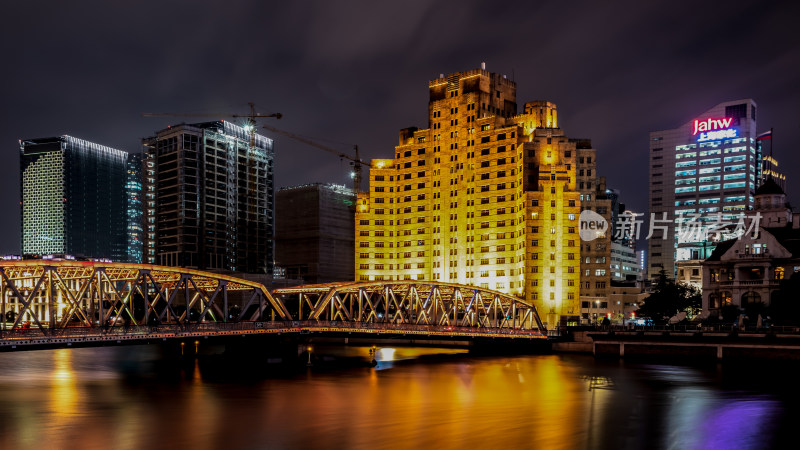 夜晚灯火辉煌的城市桥边建筑群