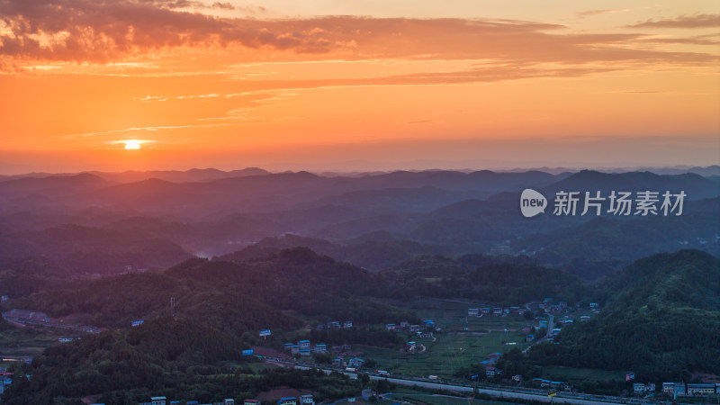 夕阳下四川德阳苍山镇丘陵地区的乡村农田