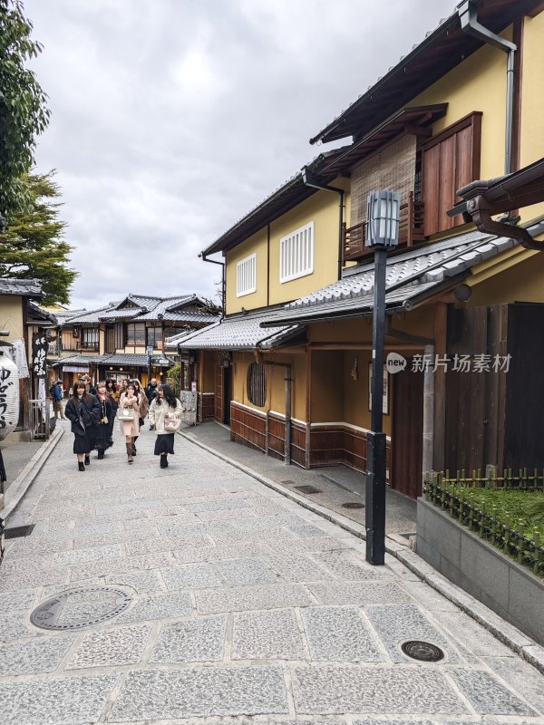 充满生活气息的日本古街街道