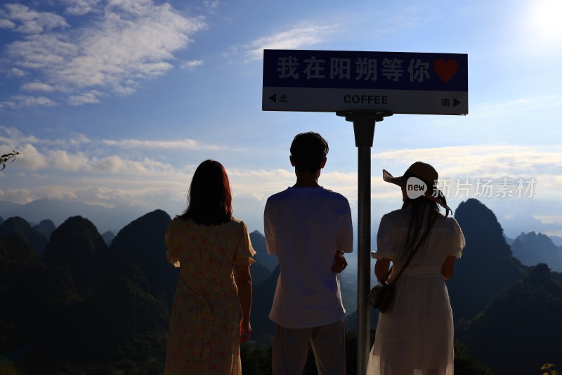 朋友们结伴在桂林旅行 看风景的背影