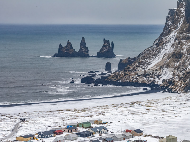 冰岛北极圈维克小镇黑沙滩岩石奇观雪景航拍