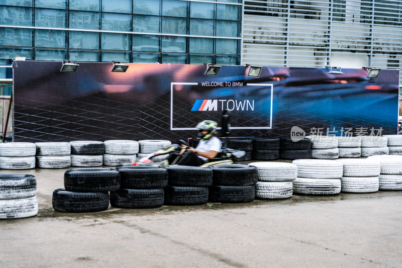 人驾驶卡丁车于宝马活动场地