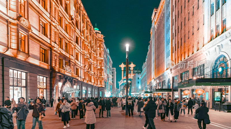 夜晚人来人往的繁华街道夜景