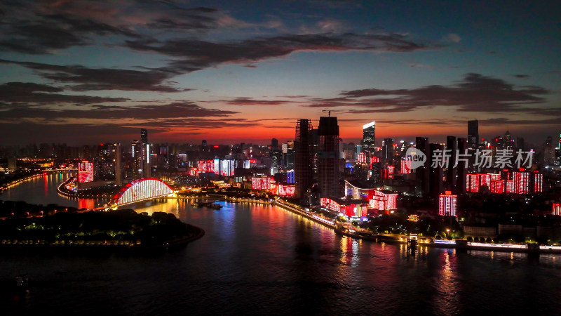 晚霞中的湖北武汉城市夜景航拍图