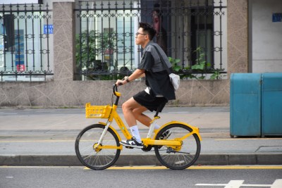 男子骑行黄色共享单车