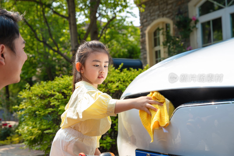 快乐父女擦洗汽车