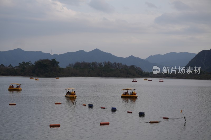 阴天的湖泊山水风景