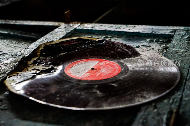 唱片留声机黑胶唱片废弃损坏