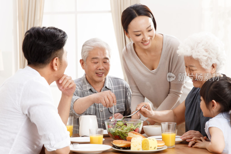 幸福家庭吃早餐