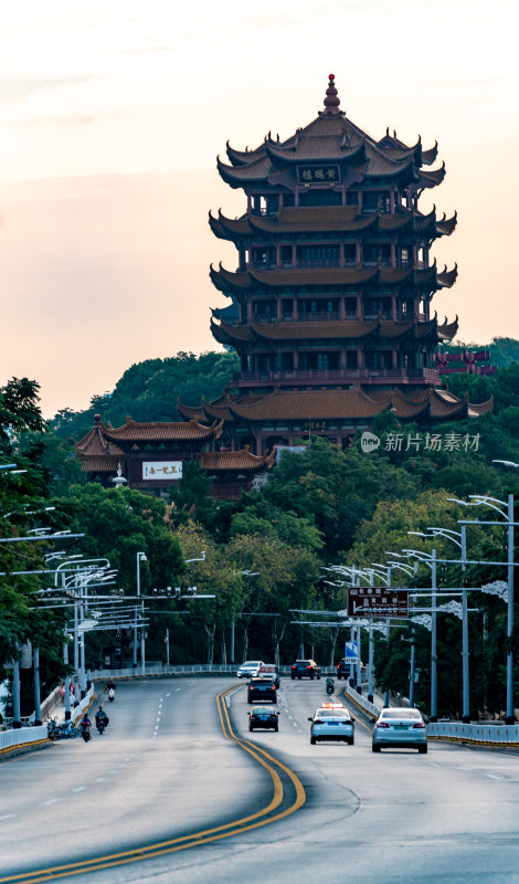 黄昏夕阳晚霞中的武汉长江大桥黄鹤楼景观