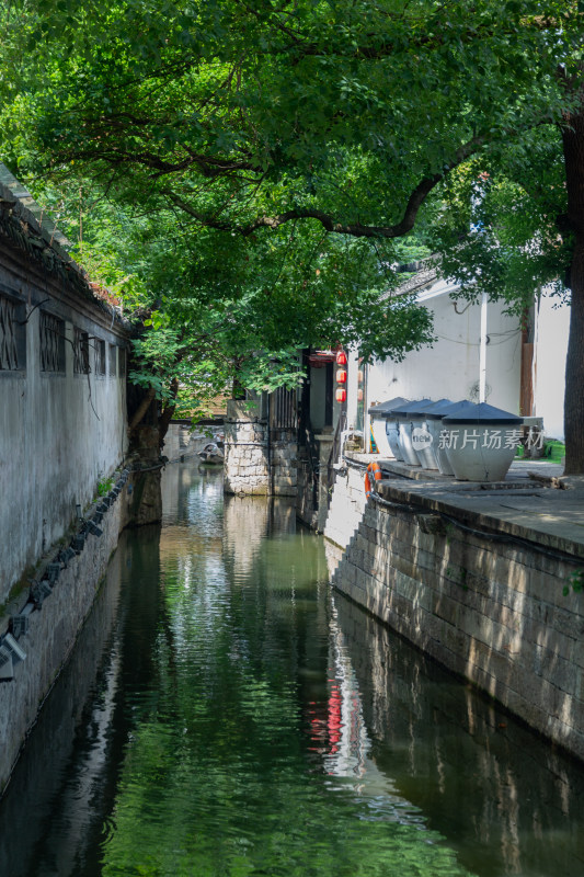 绍兴古镇的古巷小河风景