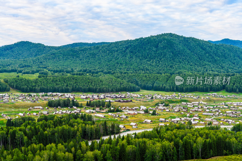 新疆阿勒泰地区禾木村夏季航拍风光