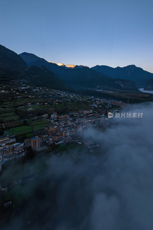 云南怒江傈僳族丙中洛人神共居秋色高空航拍