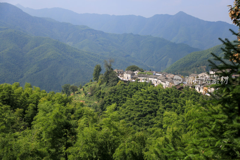 蓝天白云悬崖上的世外桃源美丽山村木梨硔