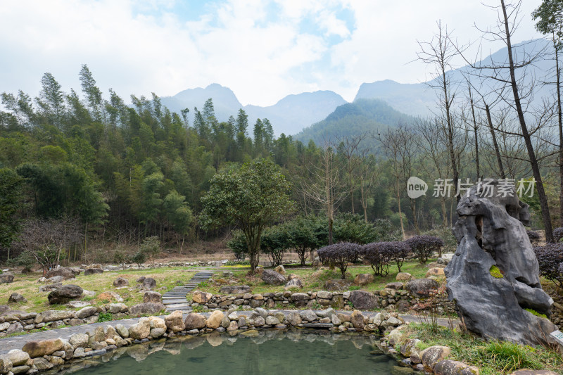 山林间有池塘的自然景观