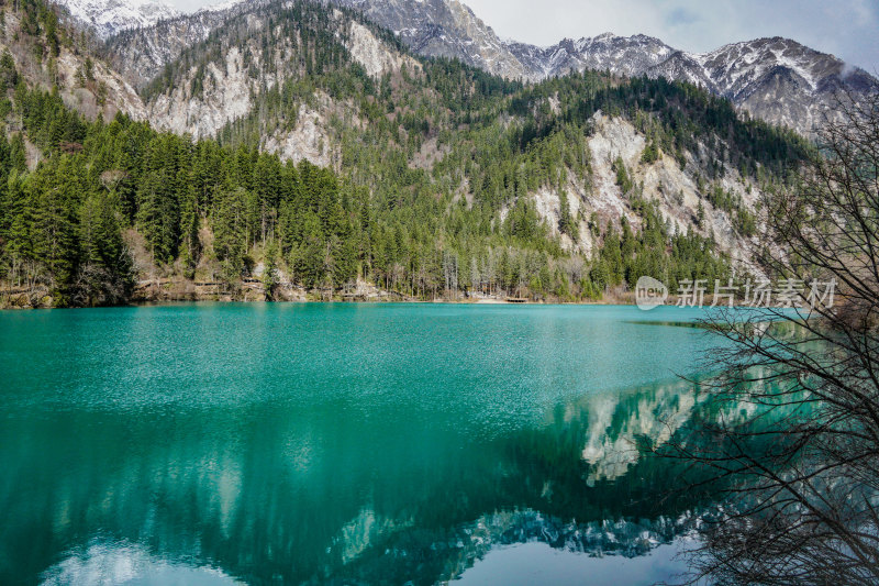 九寨沟的清澈湖水景观