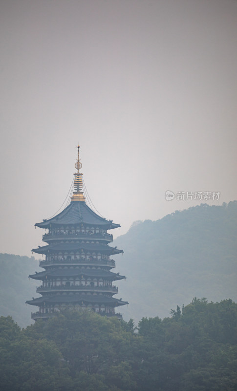 杭州西湖雾色雷峰塔