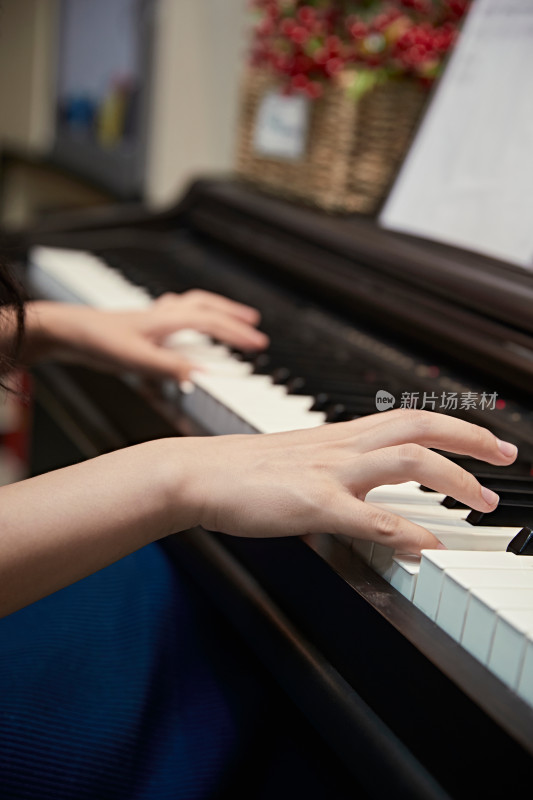 演奏钢琴的亚洲少女