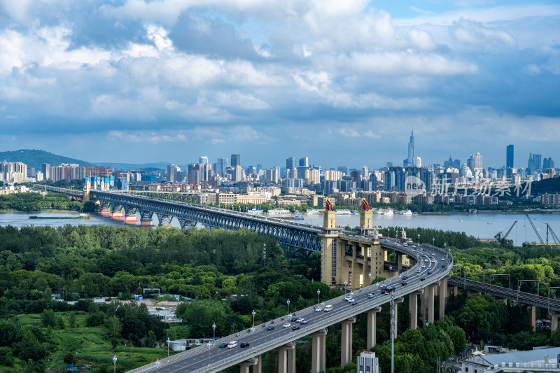 台风天的南京长江大桥与主城区