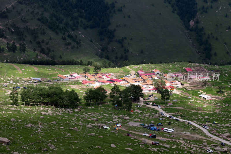 山间村落全景图，绿地环绕风景宜人