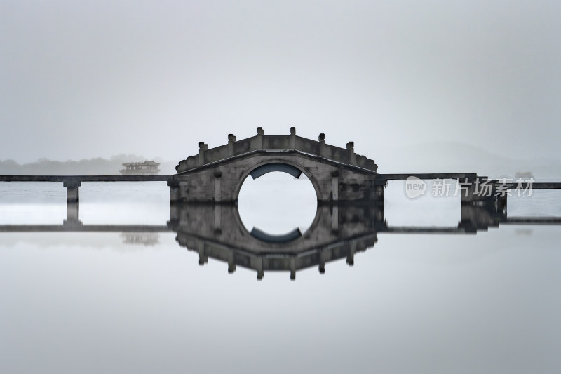 烟雨中的杭州西湖涌金桥倒影