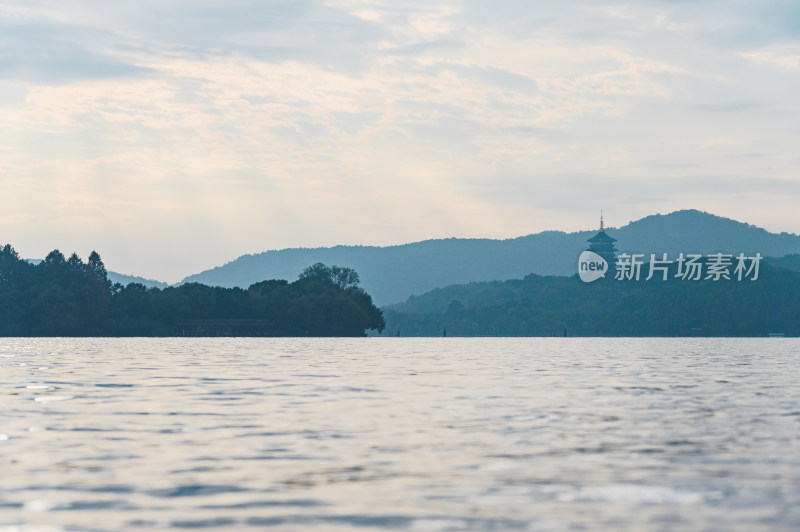 立冬杭州西湖日出朝霞水面倒影