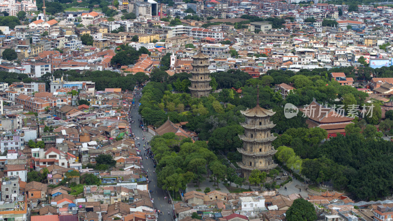 福建泉州古城开元寺双塔航拍