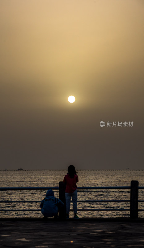 山东日照灯塔景区海上雾色日出景观