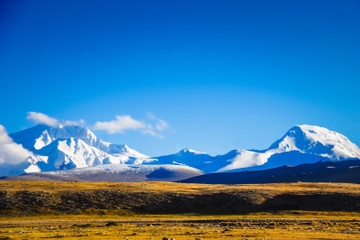 雪山草原自然风景