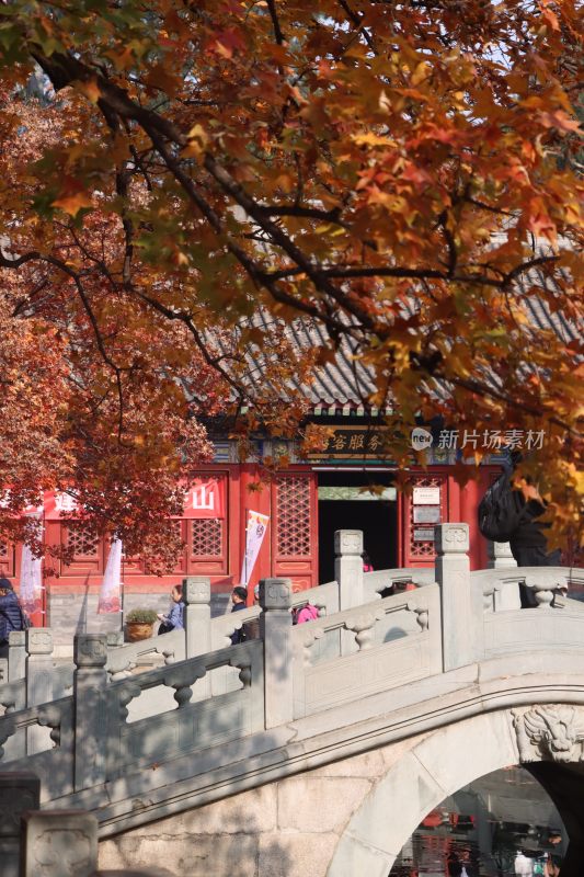 古建前石桥及秋日红叶景观