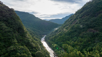 河流穿过山谷 唯美自然风景航拍