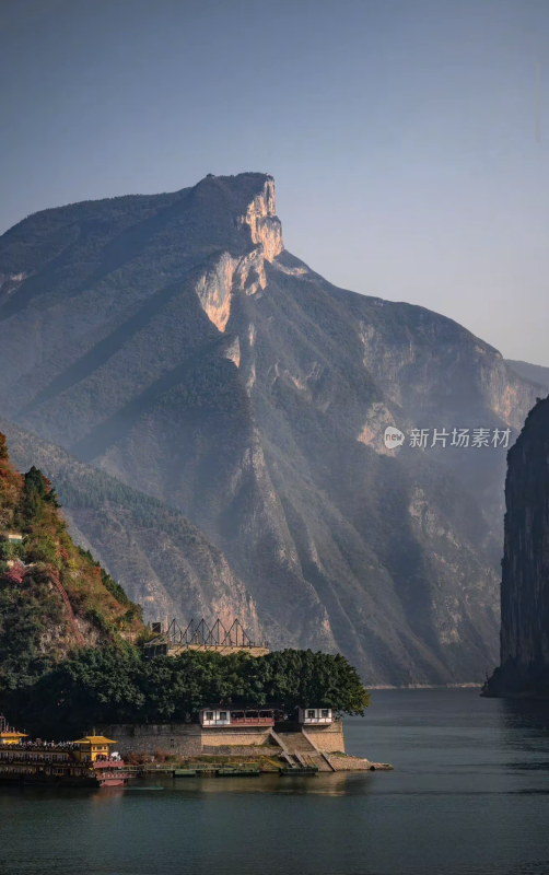 水边山峦风景图