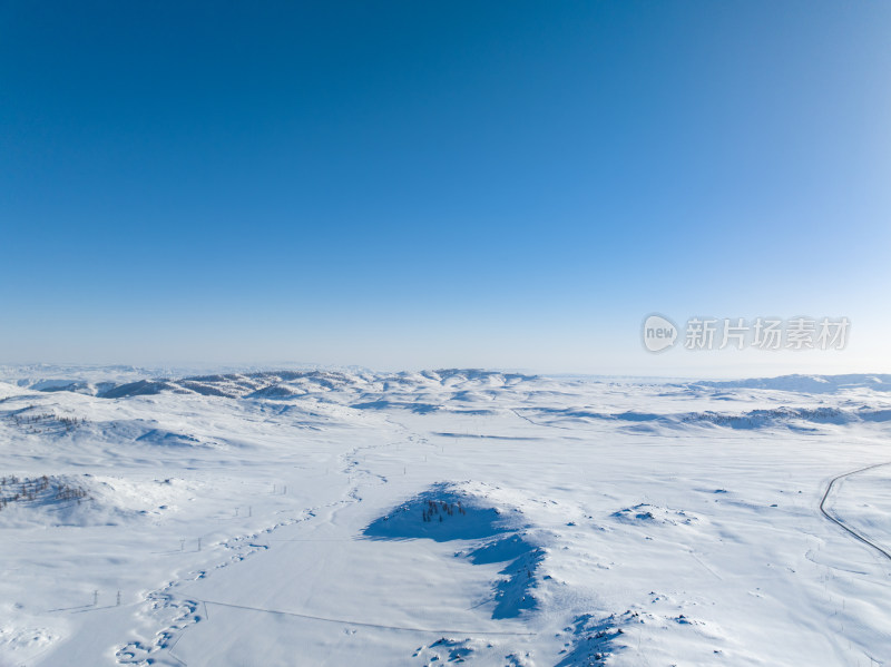 航拍新疆阿勒泰冬季茫茫雪原