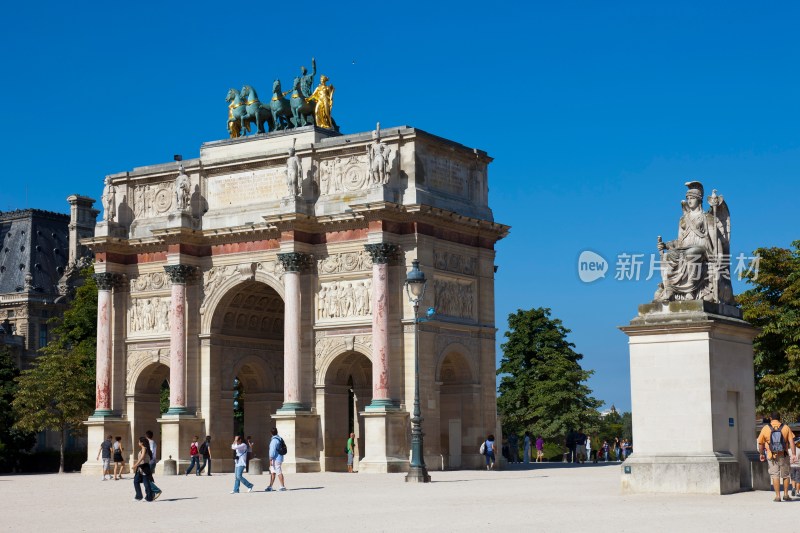 法国巴黎卢浮宫拿破仑广场上的雕像
