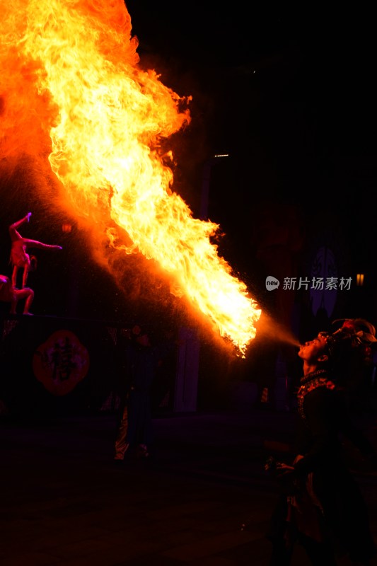 夜晚熊熊燃烧的篝火