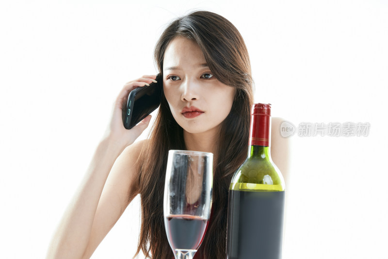 独自品尝红酒的亚洲女性