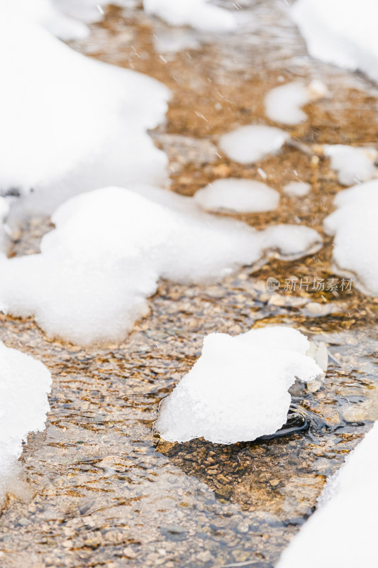 冬季大雪中的河道