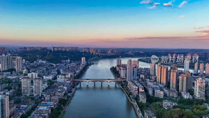 傍晚夕阳下的泸州城市风光航拍图