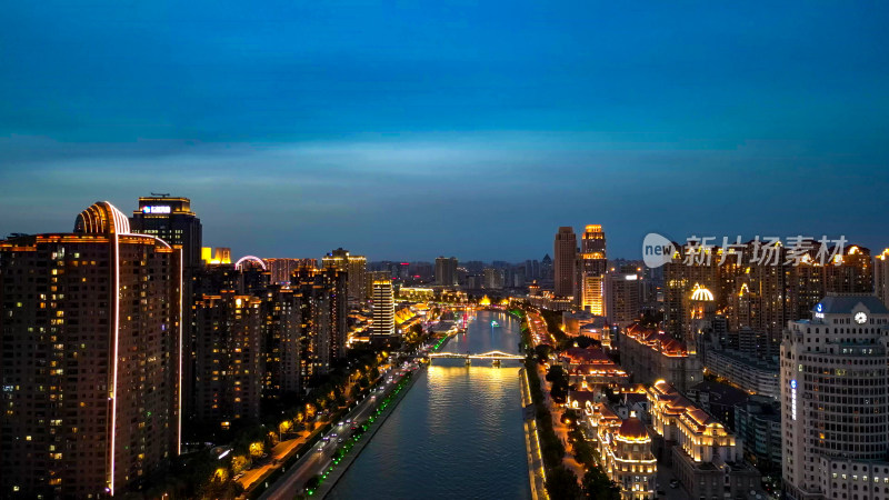 中国天津城市夜幕降临夜景灯光航拍图