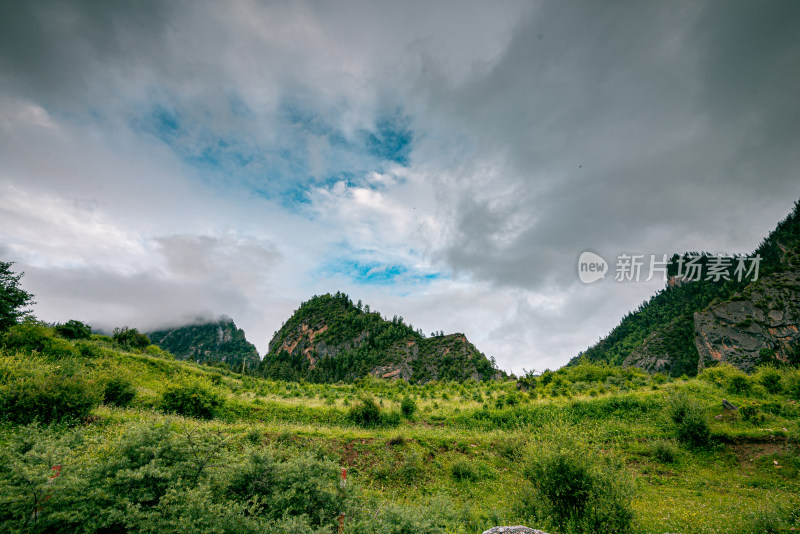 蓝天白云山峰