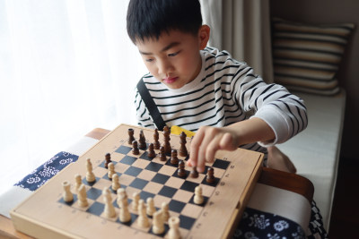 正在下国际象棋的中国小学生