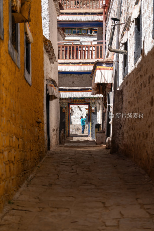 西藏拉萨色拉寺藏传佛教塞拉寺屋檐彩绘