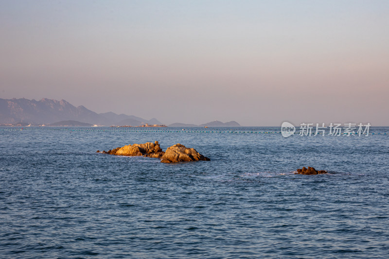 黄昏落日时青岛小麦岛公园自然风景城市景观