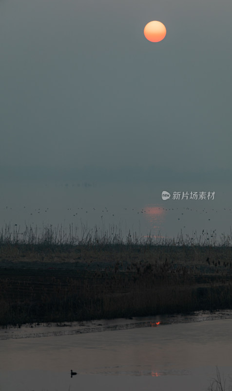 山东济宁邹城孟子湖湖面日落景观