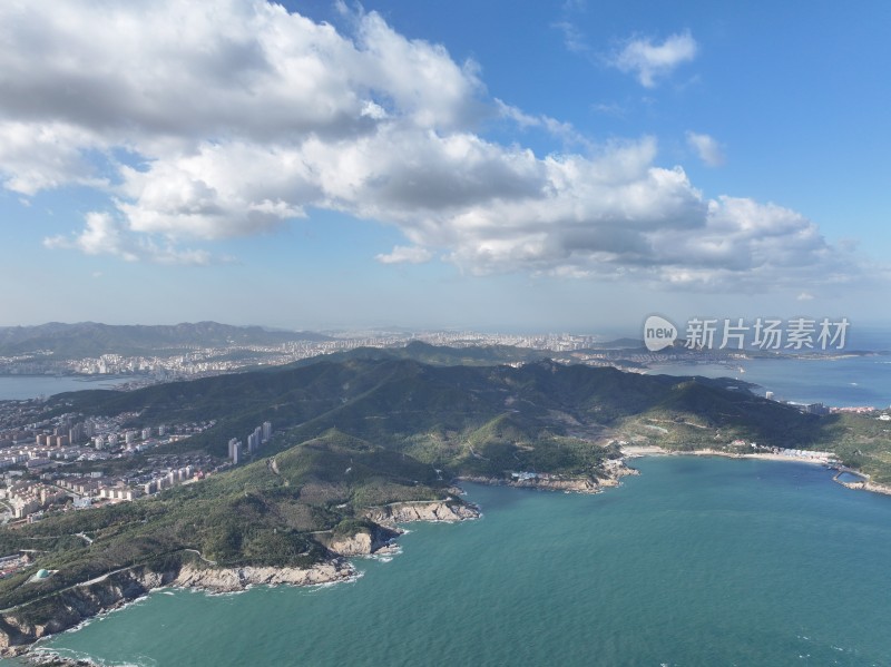 航拍蓝天白云之下的威海市山海城市风光