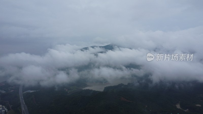 广东东莞：雨后银瓶山上空出现云海