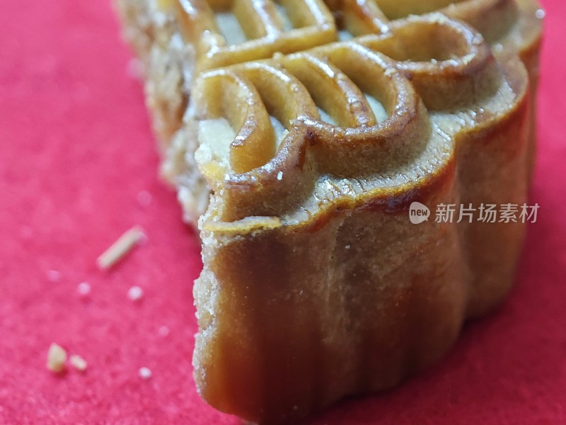 切开的月饼展示内部馅料特写