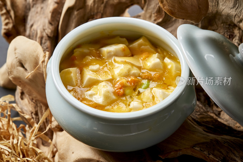 青瓷汤盅装的极品蟹黄酿豆腐